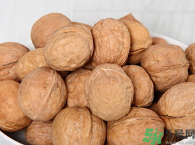 核桃带壳保存还是去壳保存好(核桃是带壳保存还是去壳保存好)