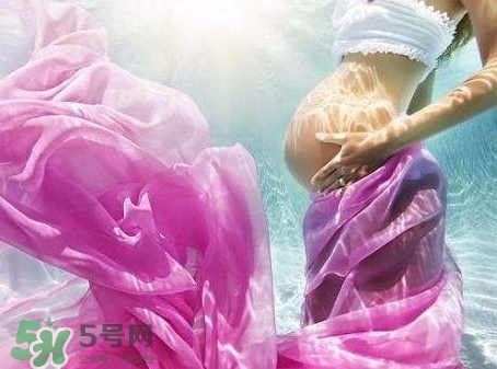 水中分娩可减轻产妇疼痛感(水中分娩为什么可以减少疼痛)