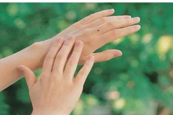 指甲淤血怎么快速消除(手指甲里面有淤血怎么办)