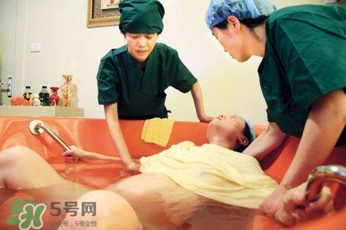 选择水中分娩的产妇必须具备三个条件(水中分娩需要的条件)